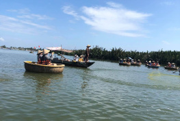 Looking how traditional fishing in Vietnam