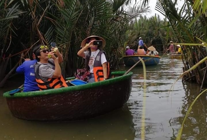Du khách đang chụp hình tại Rừng Dừa Bảy Mẫu