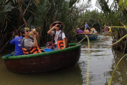 여행자들은 그들의 여행에서 기억을 저장하고 이 아름다운 장소를 구하기 위해 베이 마우 코코넛 포레스트 사진을 찍고 있습니다