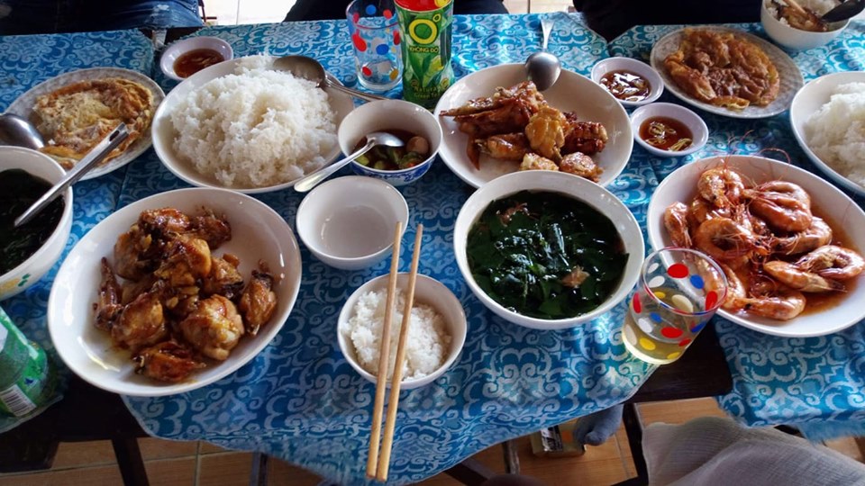 meal with local Vietnamse food