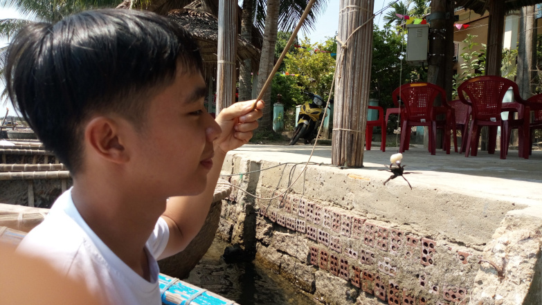 นักท่องเที่ยวกำลังเรียนรู้วิธีจับปูในแม่น้ำ