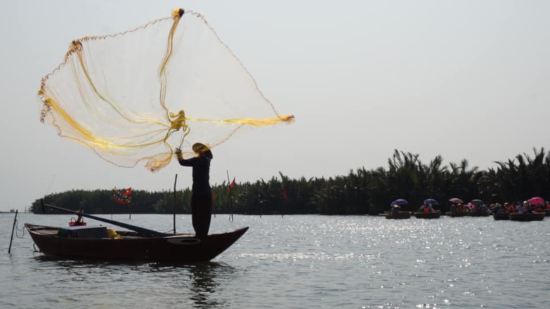 ชายคนนั้นแสดงให้เห็นว่าการตกปลาแบบดั้งเดิมในเวียดนามเป็นอย่างไร